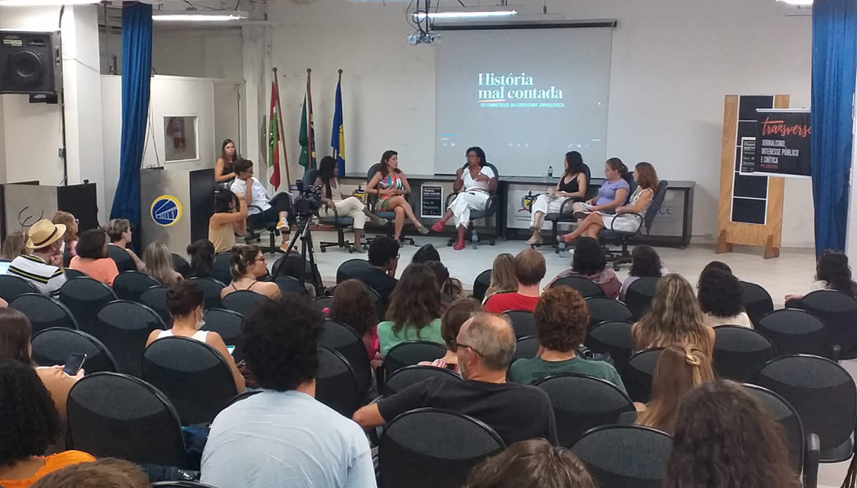 apresentação do documentário História mal contada em um auditório da Universidade Federal de Santa Catarina.