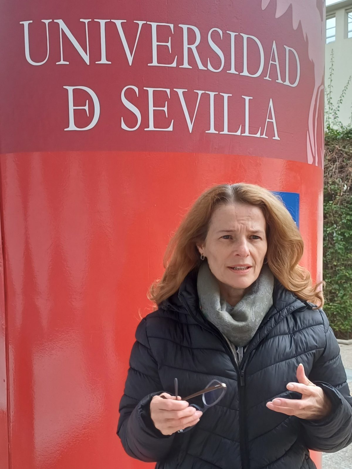 Foto Terezinha na universidade de Sevilha, Espanha, em dezembro de 2023, para matéria sobre aprovação do projeto sobre cobertura de feminicidios no edital Universal CNPq 2023