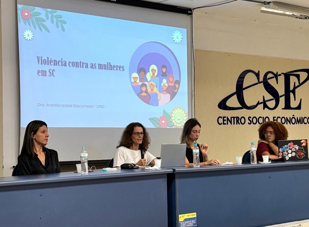 Pet Direito UFSC discute violencia contra mulheres em aula inaugural Aula inaugural do PET Direito UFSC com participação de Defensora Pública e professoras de Psicologia e de Jornalismo