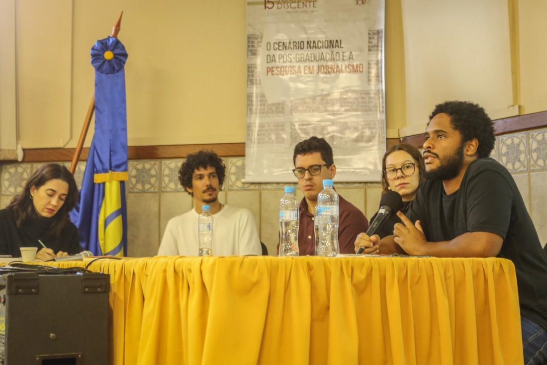 Sebastião e Zart apresentam pesquisas na Jornada Discente Foto para matéria sobre participação de integrantes do Transverso na Jornada Discente do PPGJOR UFSC, maio de 2025